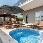 بيت للعطل Beautiful In Stobrec With Sauna سبليت