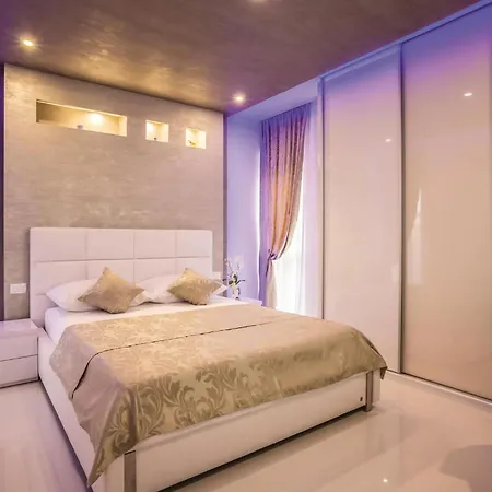 別荘 Beautiful In Stobrec With Sauna