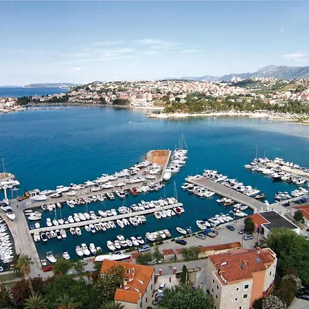 別荘 Beautiful In Stobrec With Sauna