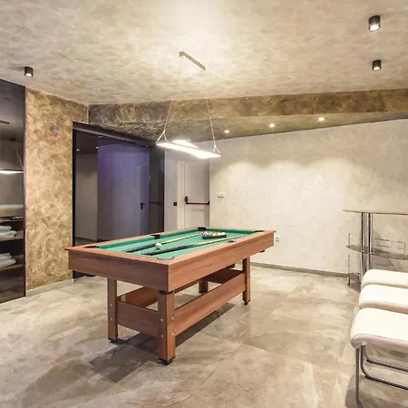 Beautiful In Stobrec With Sauna 別荘