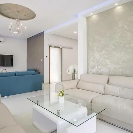 Beautiful In Stobrec With Sauna 別荘