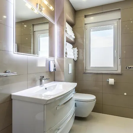 別荘 Beautiful In Stobrec With Sauna