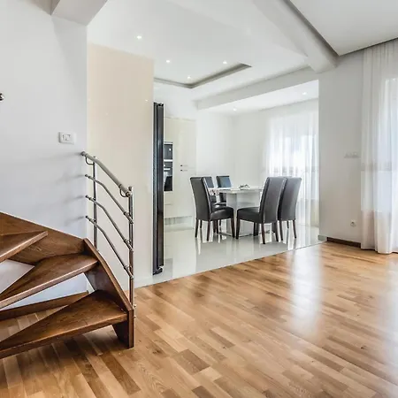 Beautiful In Stobrec With Sauna *