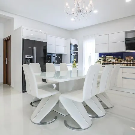 別荘 Beautiful In Stobrec With Sauna