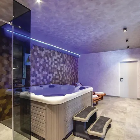 Beautiful In Stobrec With Sauna 別荘 *