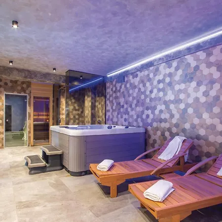 別荘 Beautiful In Stobrec With Sauna *