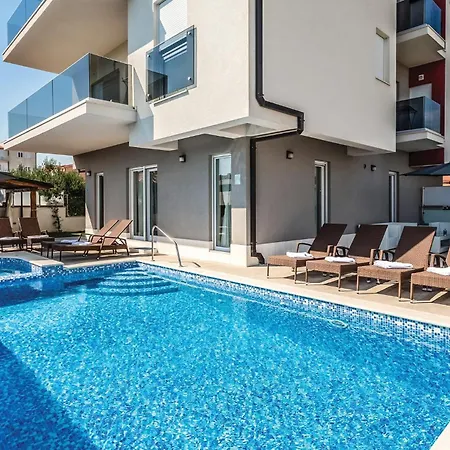 Beautiful In Stobrec With Sauna Casa vacanze *