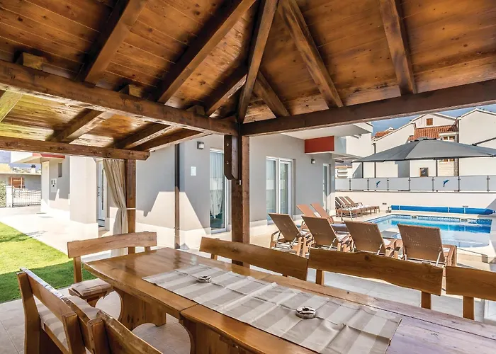 Casa de Férias Beautiful In Stobrec With Sauna