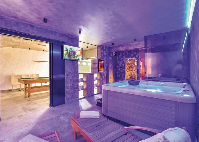 Beautiful In Stobrec With Sauna 펜션 스플리트