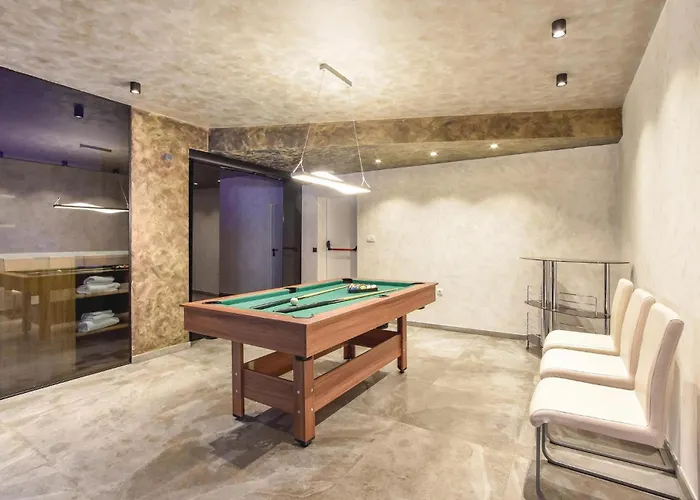 Beautiful In Stobrec With Sauna 펜션