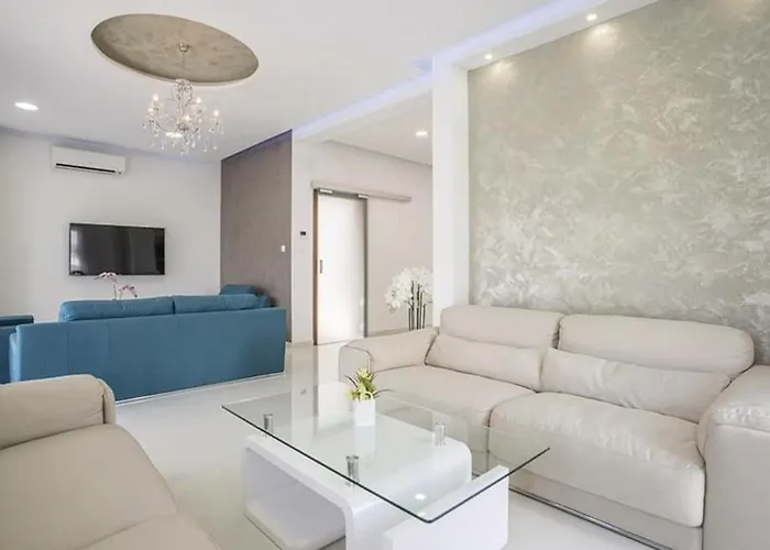 Beautiful In Stobrec With Sauna 펜션