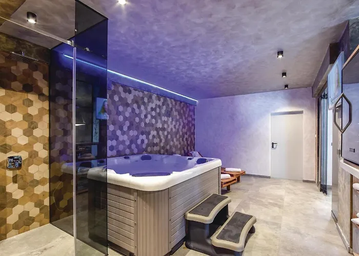 Beautiful In Stobrec With Sauna 펜션 *